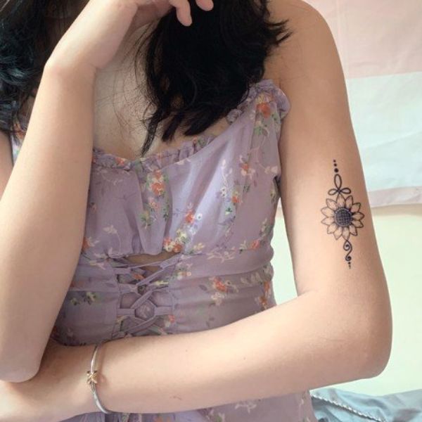 Tattoo hoa hướng dương nhỏ cho nữ