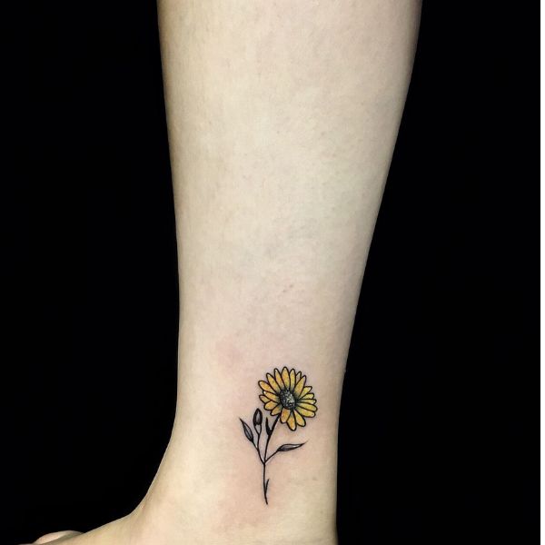 Tattoo hoa hướng dương nhỏ ở cổ chân cho nữ