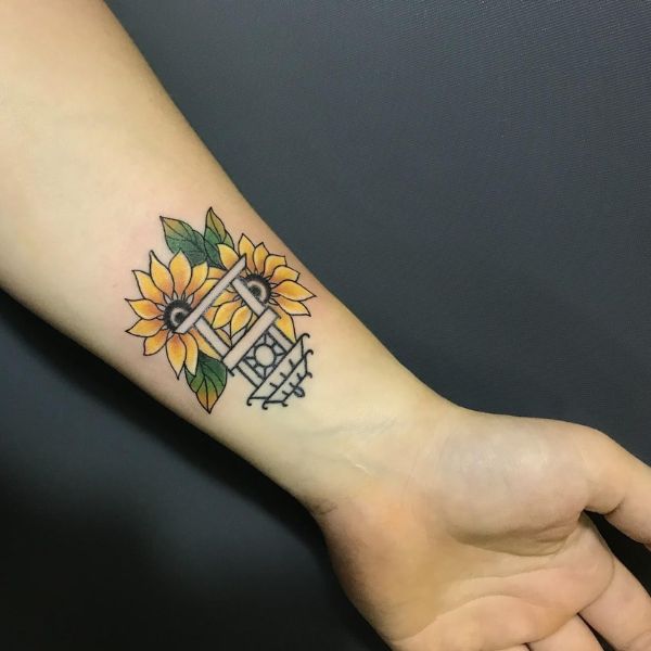 Tattoo hoa hướng dương nhỏ ở cổ tay