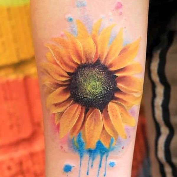 Tattoo hoa hướng dương ở bắp tay