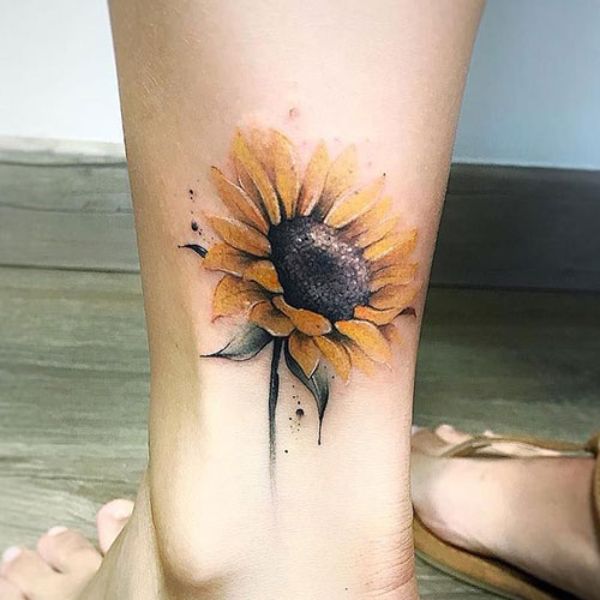 Tattoo hoa hướng dương ở cổ chân