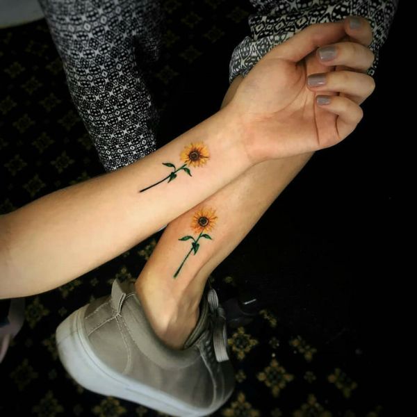 Tattoo hoa hướng dương ở cổ tay