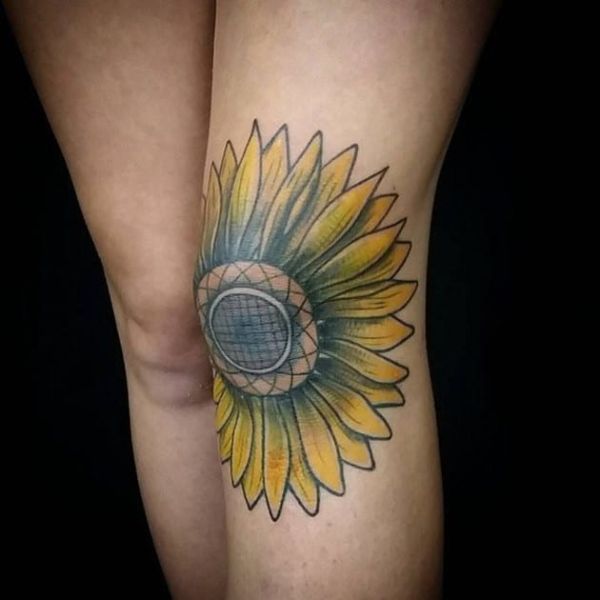 Tattoo hoa hướng dương ở đầu gối