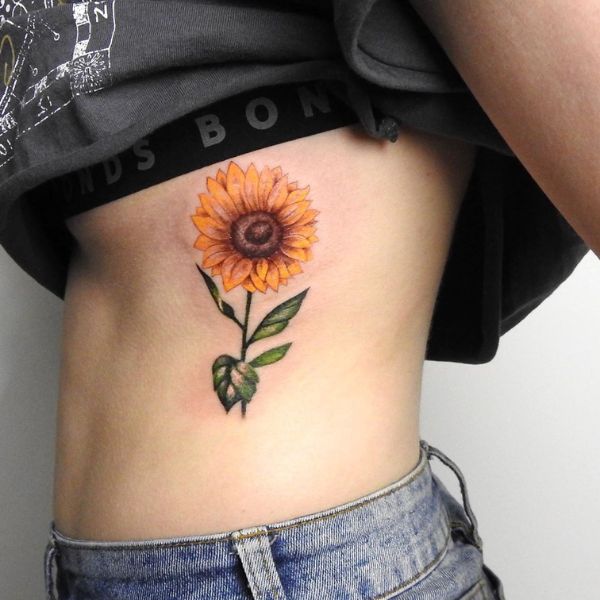 Tattoo hoa hướng dương ở eo