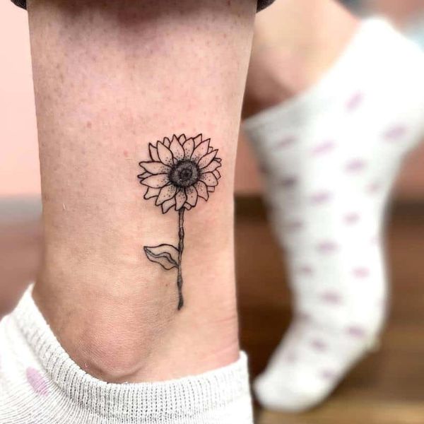 Tattoo hoa hướng dương ở mắt cá chân
