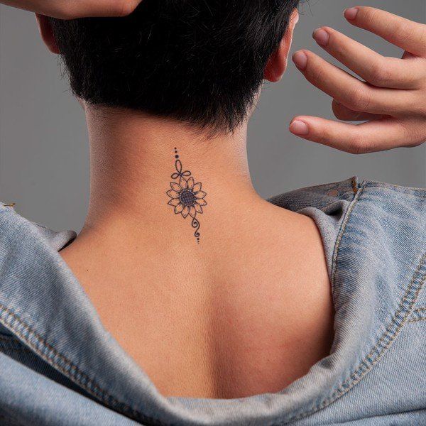 Tattoo hoa hướng dương ở giữa sống lưng