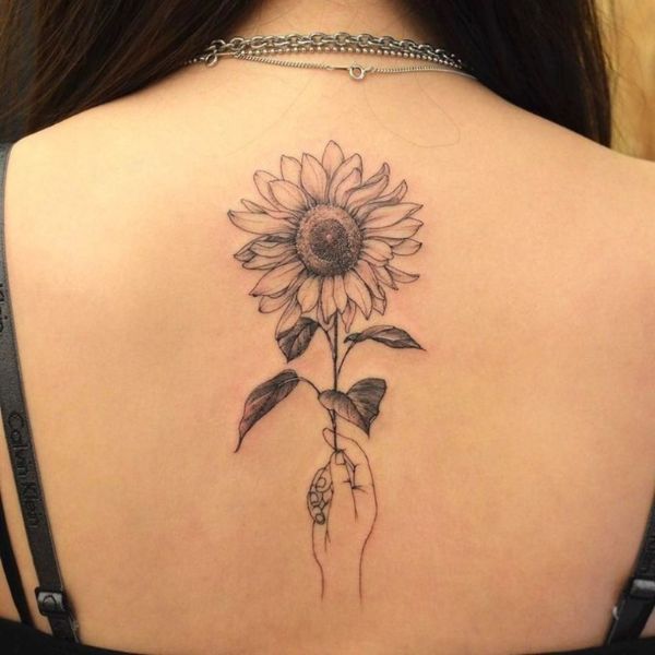 Tattoo hoa hướng dương sau gáy