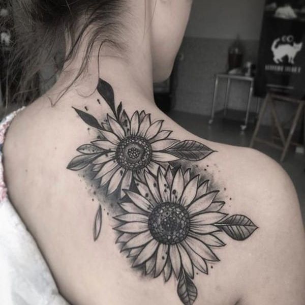 Tattoo hoa hướng dương sau lưng