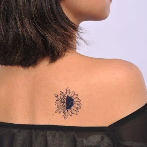 Tattoo hoa hướng dương trên lưng