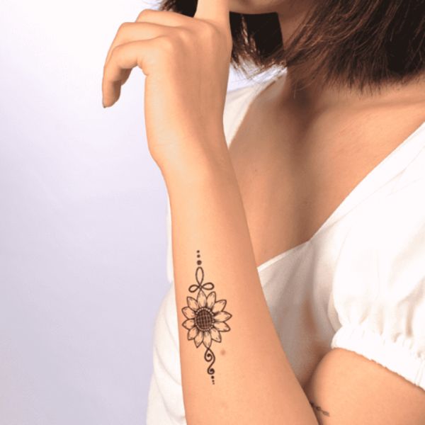Tattoo hoa hướng dương trên tay