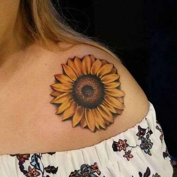 Tattoo hoa hướng dương trên vai