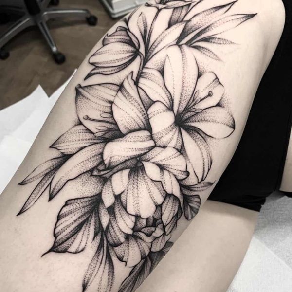 Tattoo hoa khuôn đơn ở bắp chân