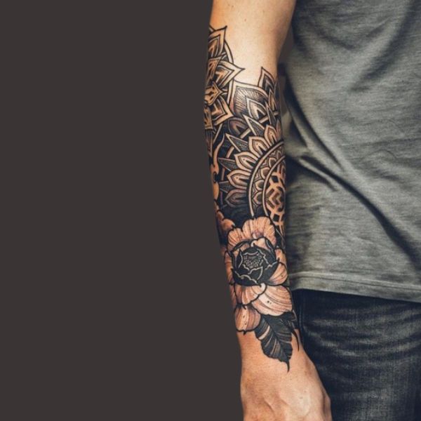 Tattoo hoa kiểu mẫu đơn ở cổ tay