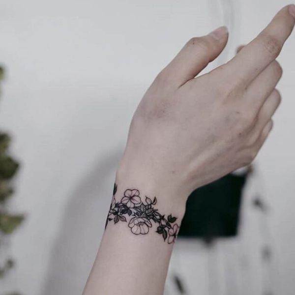 Tattoo hoa ở cổ tay