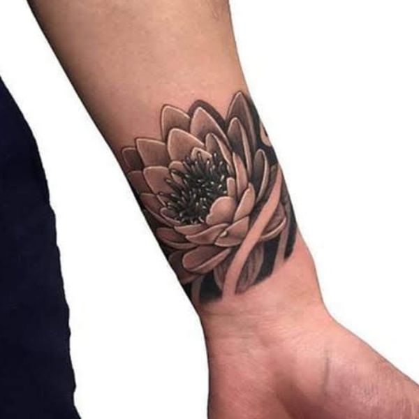 Tattoo hoa ở cổ tay