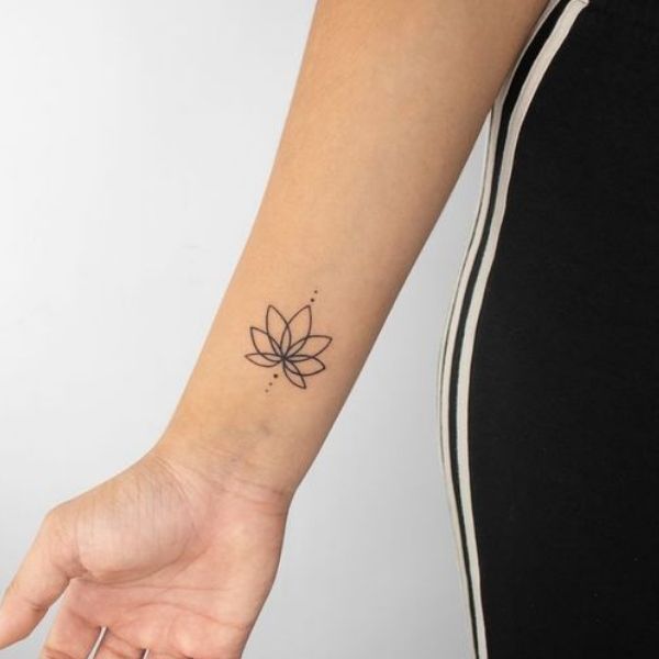 Tattoo hoa sen đơn giản