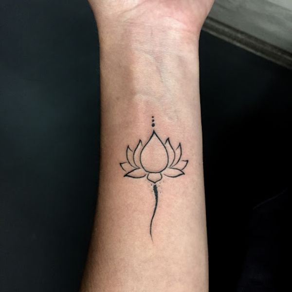 Tattoo hoa sen mini ở cổ tay