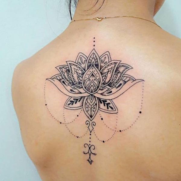 Tattoo hoa sen sau lưng
