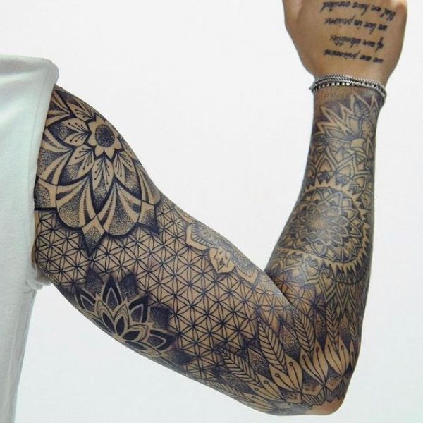 Tattoo hoa văn ấn độ ở bắp tay