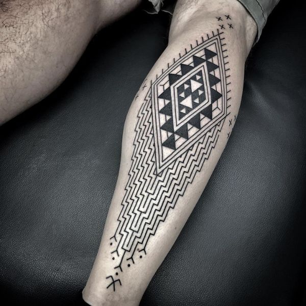 Tattoo hoa lá bắp chân