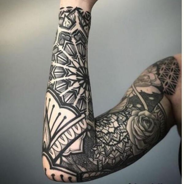Tattoo hoa văn bắp tay cho nữ
