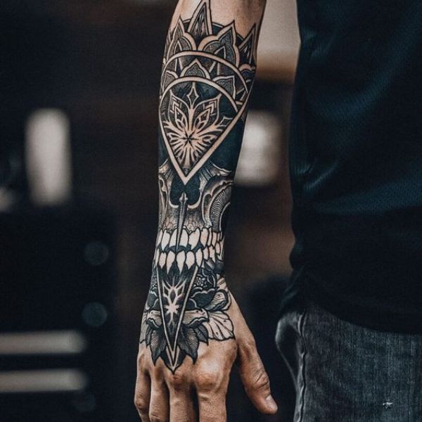 Tattoo họa tiết đầu lâu cổ tay