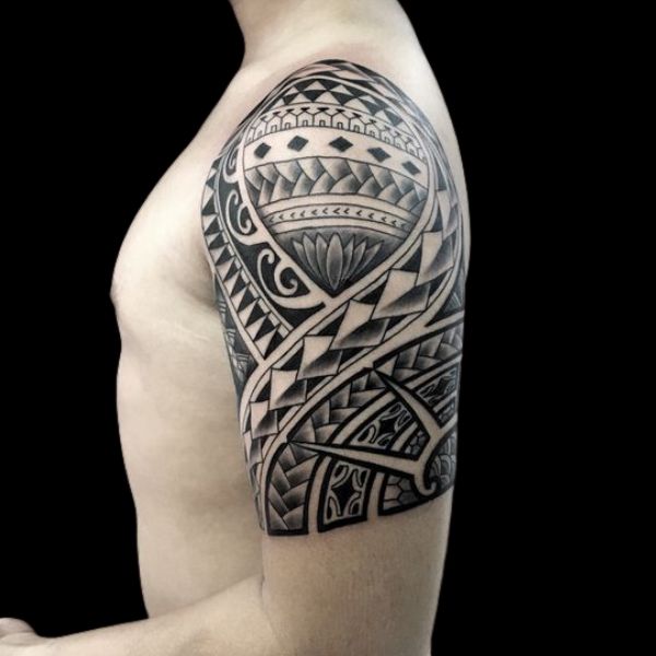 Tattoo hoa văn cho nam ở bắp tay