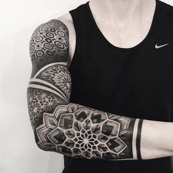 Tattoo hoa văn đẹp kín bắp tay