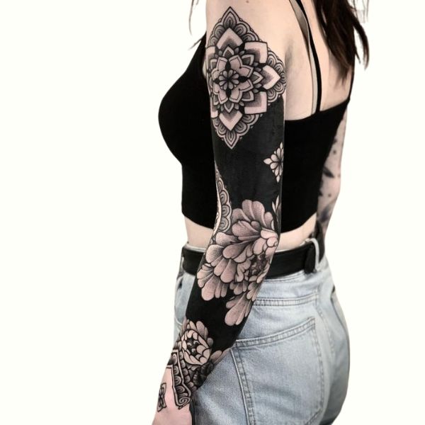 Tattoo hoa văn đẹp kín bắp tay nữ