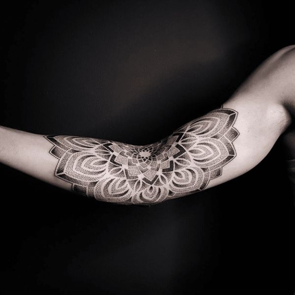 Tattoo hoa văn đơn giản bắp tay