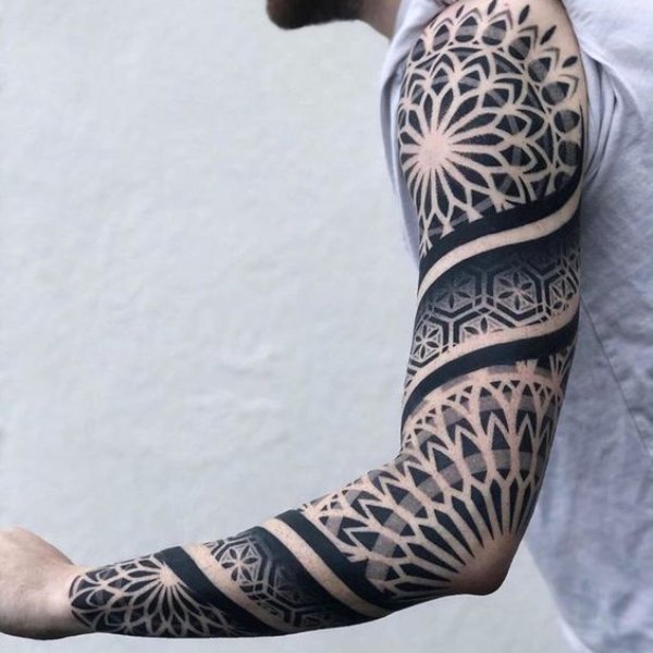Tattoo hoa văn họa tiết ấn độ bắp tay