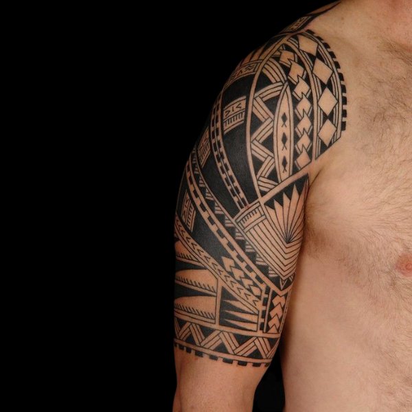 Tattoo hoa văn họa tiết bắp tay đơn giản