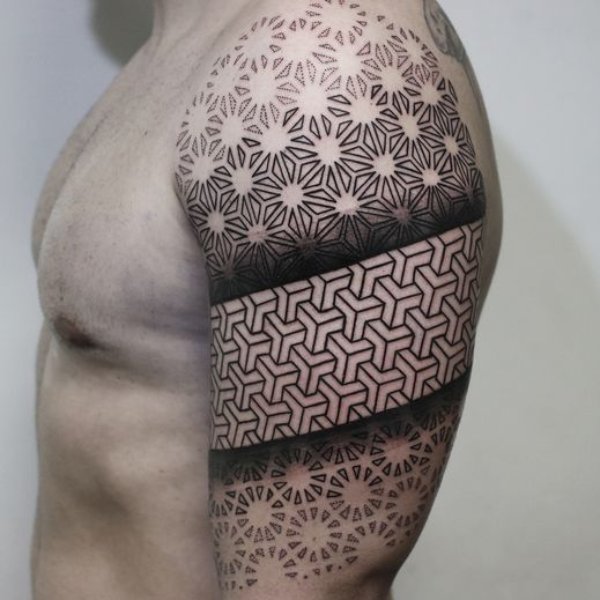 Tattoo hoa văn họa tiết đơn giản bắp tay