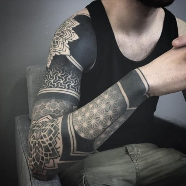 Tattoo hoa văn kín bắp tay