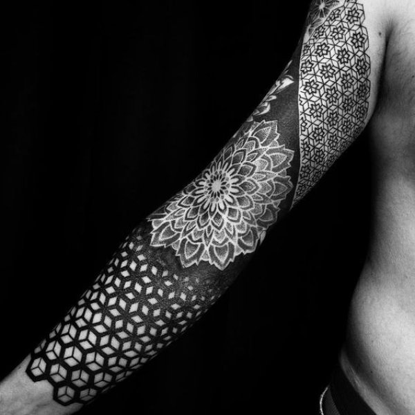 Tattoo hoa văn không màu bắp tay