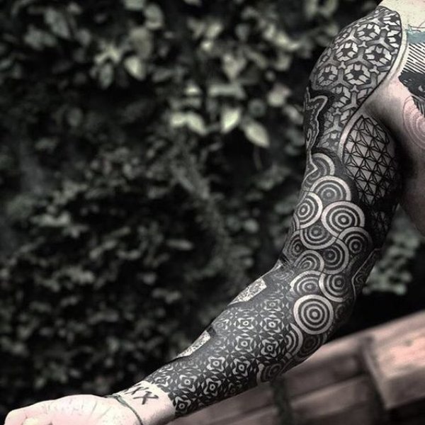Tattoo hoa văn kín bắp tay châu âu