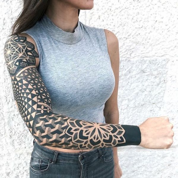 Tattoo hoa kín văn bắp tay nữ