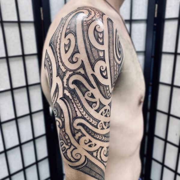 Tattoo hoa văn maori bắp tay