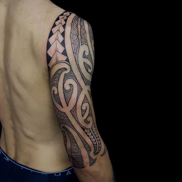 Tattoo hoa văn maori kín bắp tay