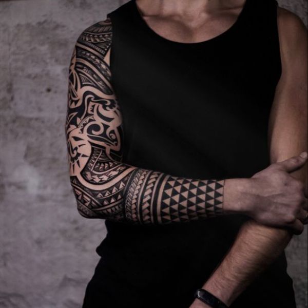 Tattoo hoa văn ở bắp tay nam