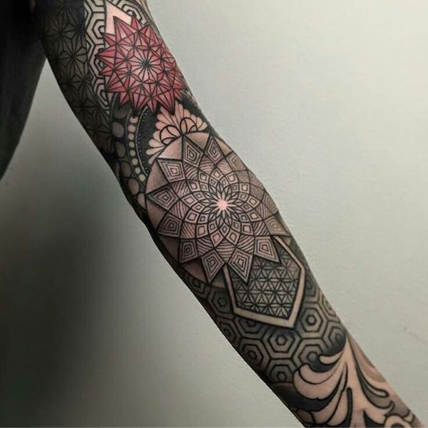 Tattoo hoa văn quanh bắp tay