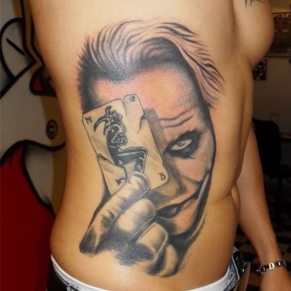 Tattoo joker ở sườn