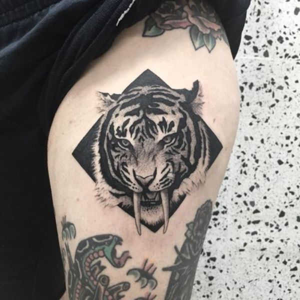 Tattoo mặt hổ có răng nanh