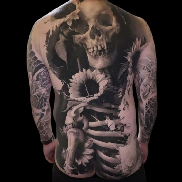 Tattoo mặt quỷ cầm hoa kín lưng