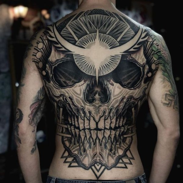 Tattoo mặt quỷ chất đẹp kín lưng