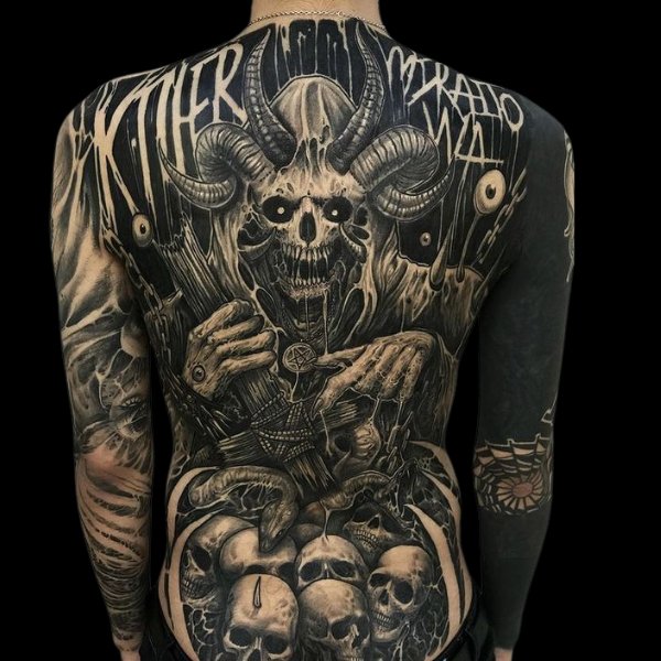 Tattoo mặt quỷ có sừng đáng sợ kín lưng