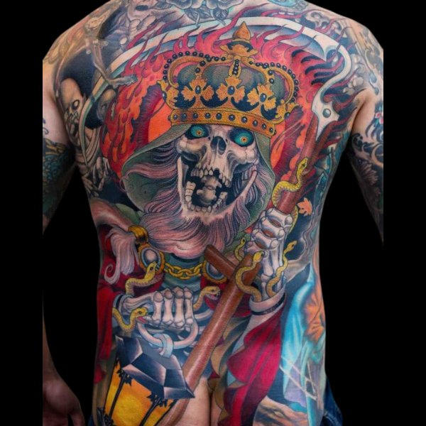 Tattoo mặt quỷ đội vương miệng kín lưng