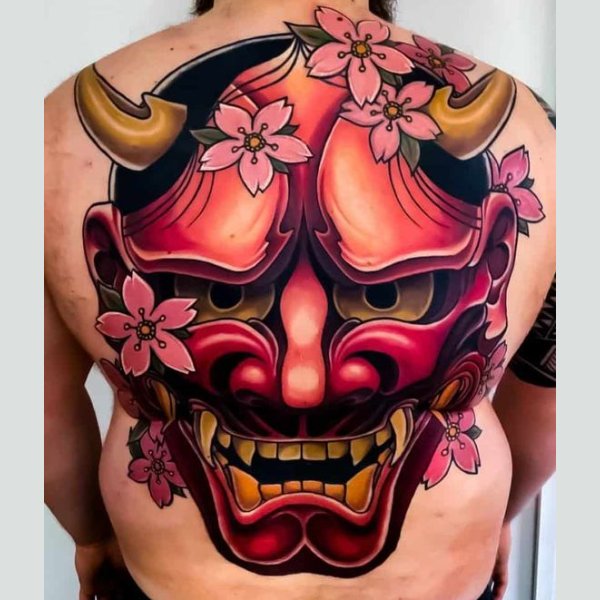 Tattoo mặt quỷ màu đỏ kín lưng