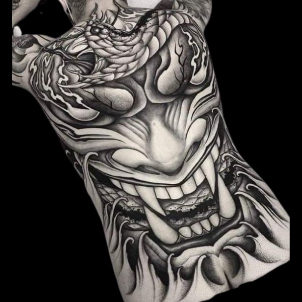 Tattoo mặt quỷ và rắn trắng đen kín lưng