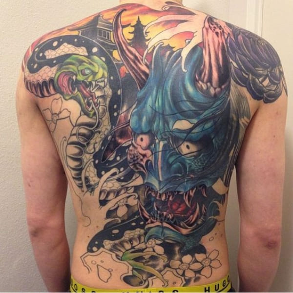 Tattoo mặt quỷ xanh và rắn kín lưng